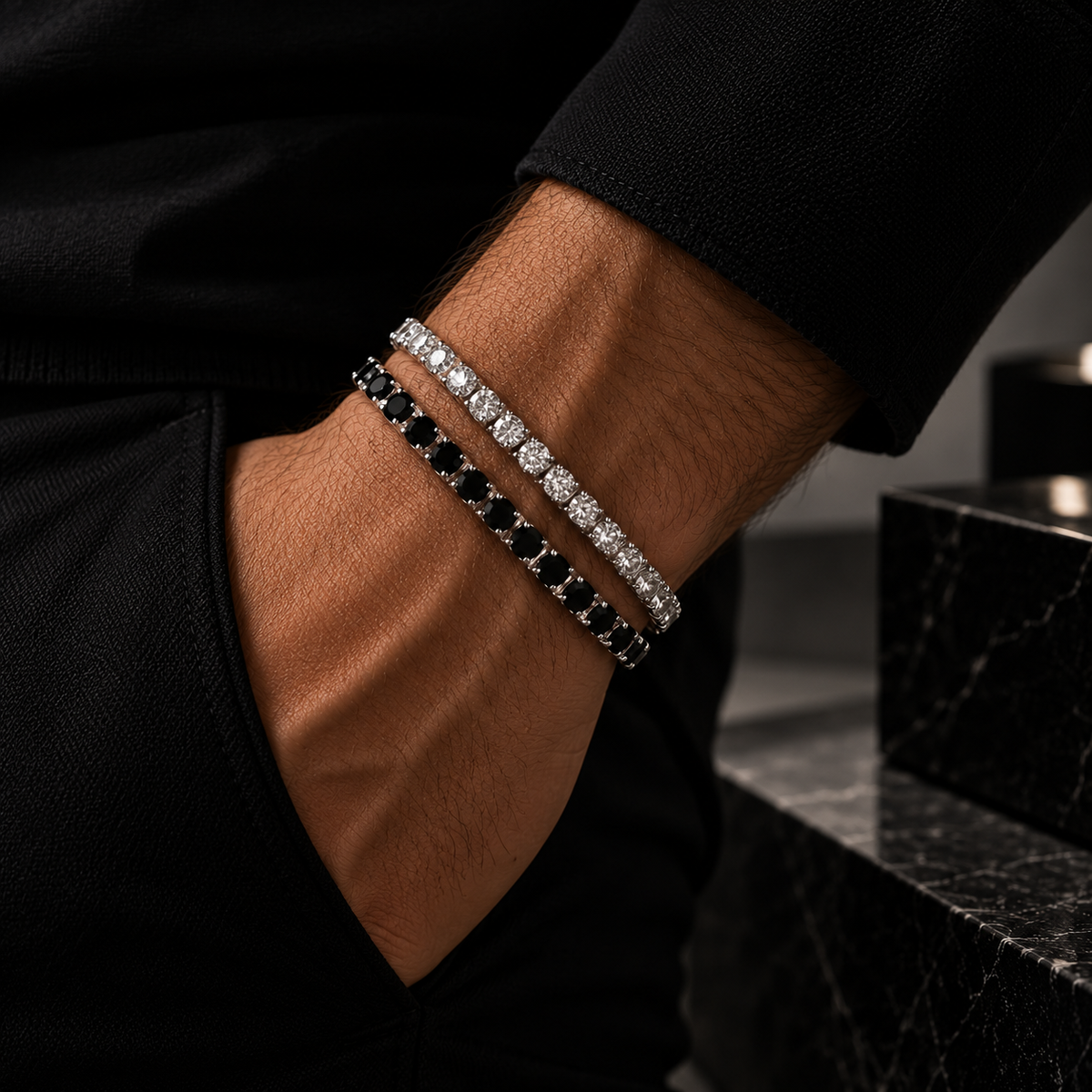 Pulseiras cravejadas com cristais de zircônia cúbica.