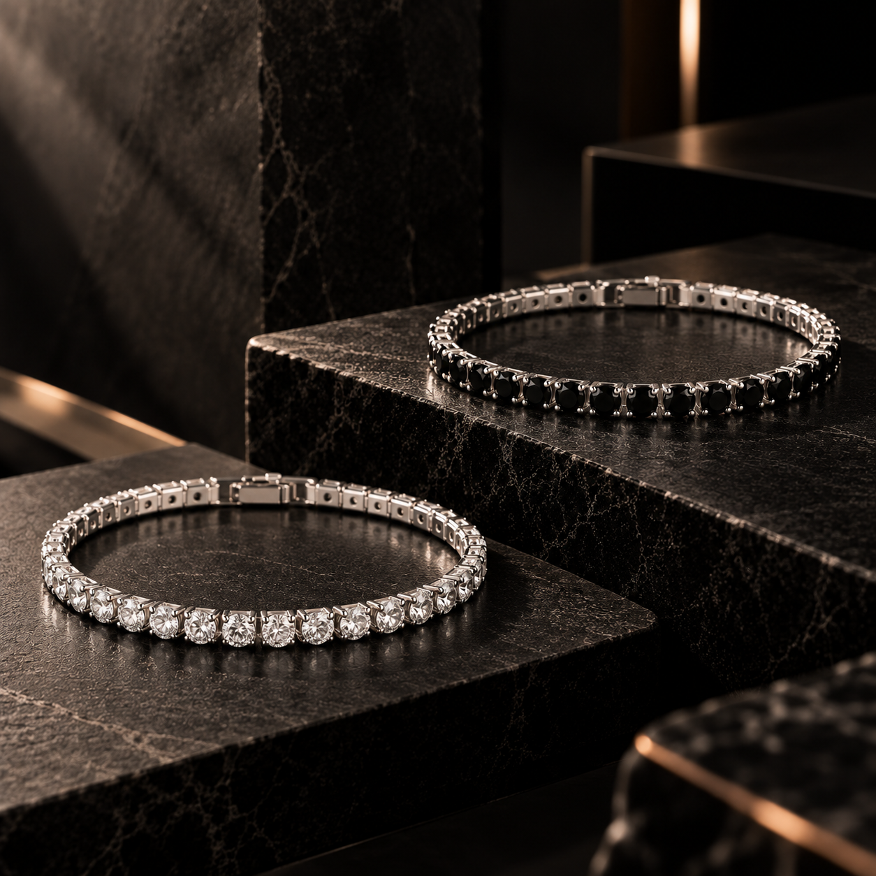Pulseiras cravejadas com cristais de zircônia cúbica.